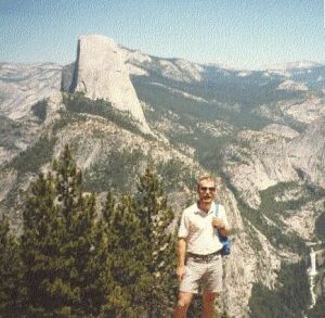 Bild E: Der Autor vor dem Halfdome im Yosemite Park