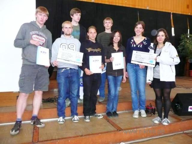 Foto: Die Siegergruppen 11M und 12M in der Aula des Marie-Curie-Gymnasiums, Düsseldorf