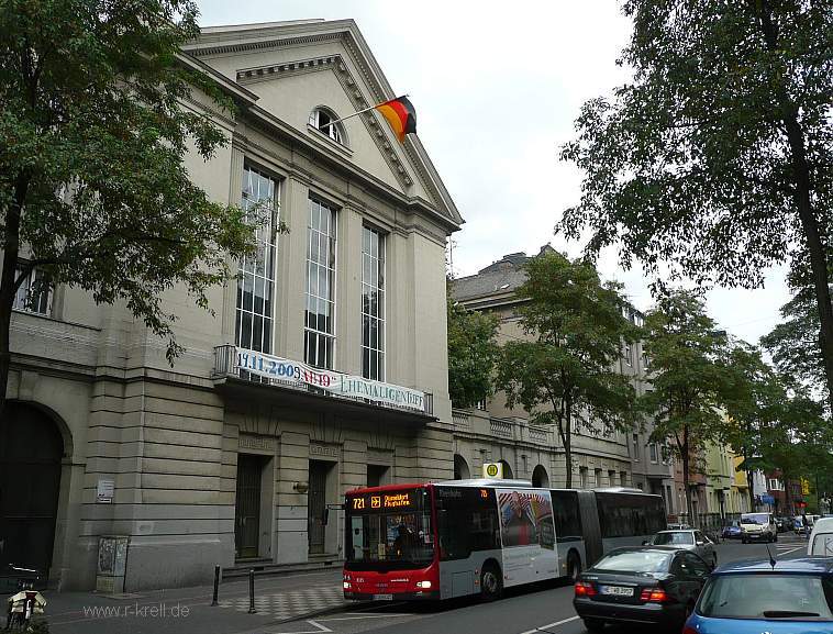 Foto vom Lessing-Schulgebäude mit Banner