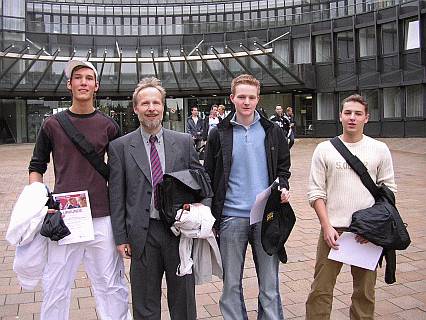 Lessing-Javastars am 23.9.04 vorm Landtag