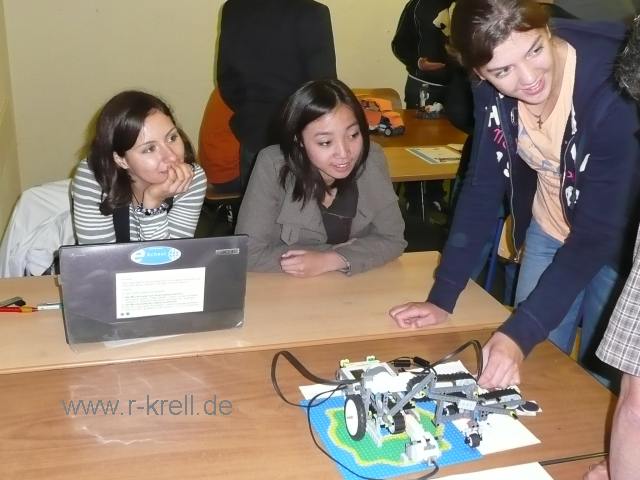 Foto: Die Gruppe BFL-Robot aus 11M führt den Roboter vor