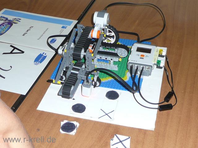 Foto: der 11M-Roboter spielt Tic-Tac-Toe gegen einen Menschen
