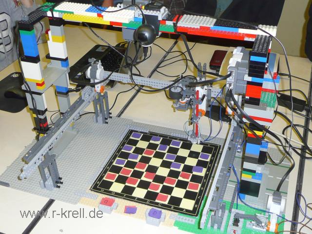 Foto: der Dame-spielende Roboter der Gruppe "Bobs die Baumeister" aus 12M