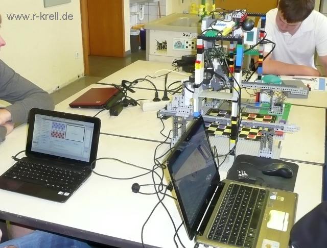 Foto: das Spielprogramm passt nicht auf den NXT, sondern die Roboter werden per USB vom Laptop gesteuert und per Webcam überwacht